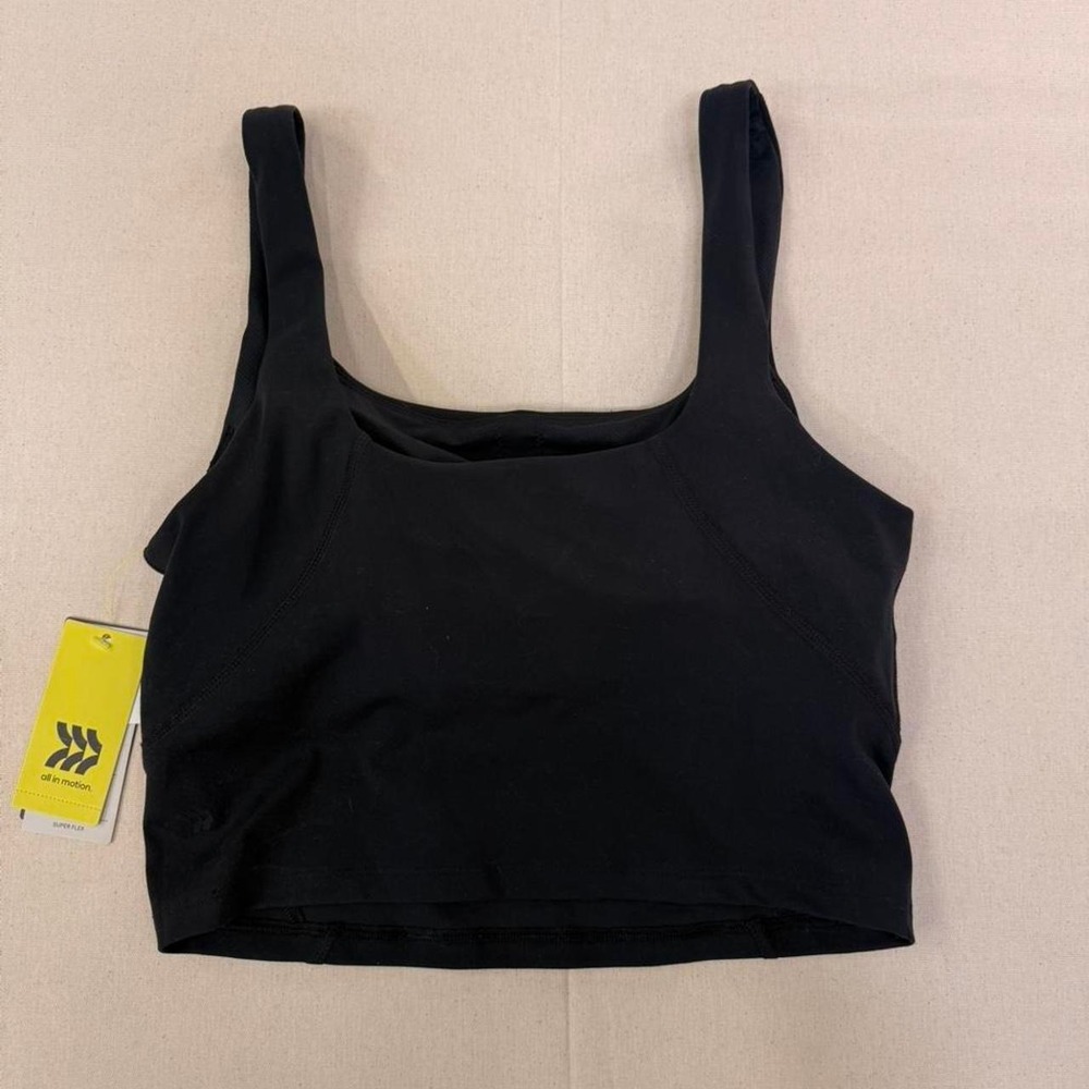 Black activewear crop tank 🖤